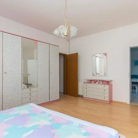 First Row * Zavalatica