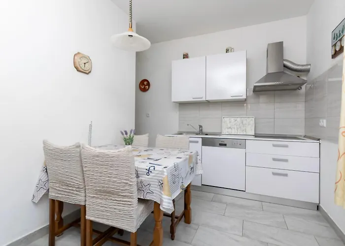 First Row زافالاتيكا