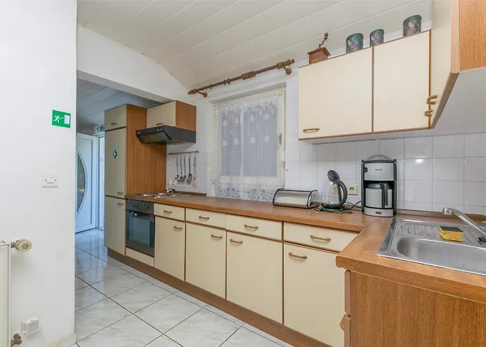 First Row * زافالاتيكا